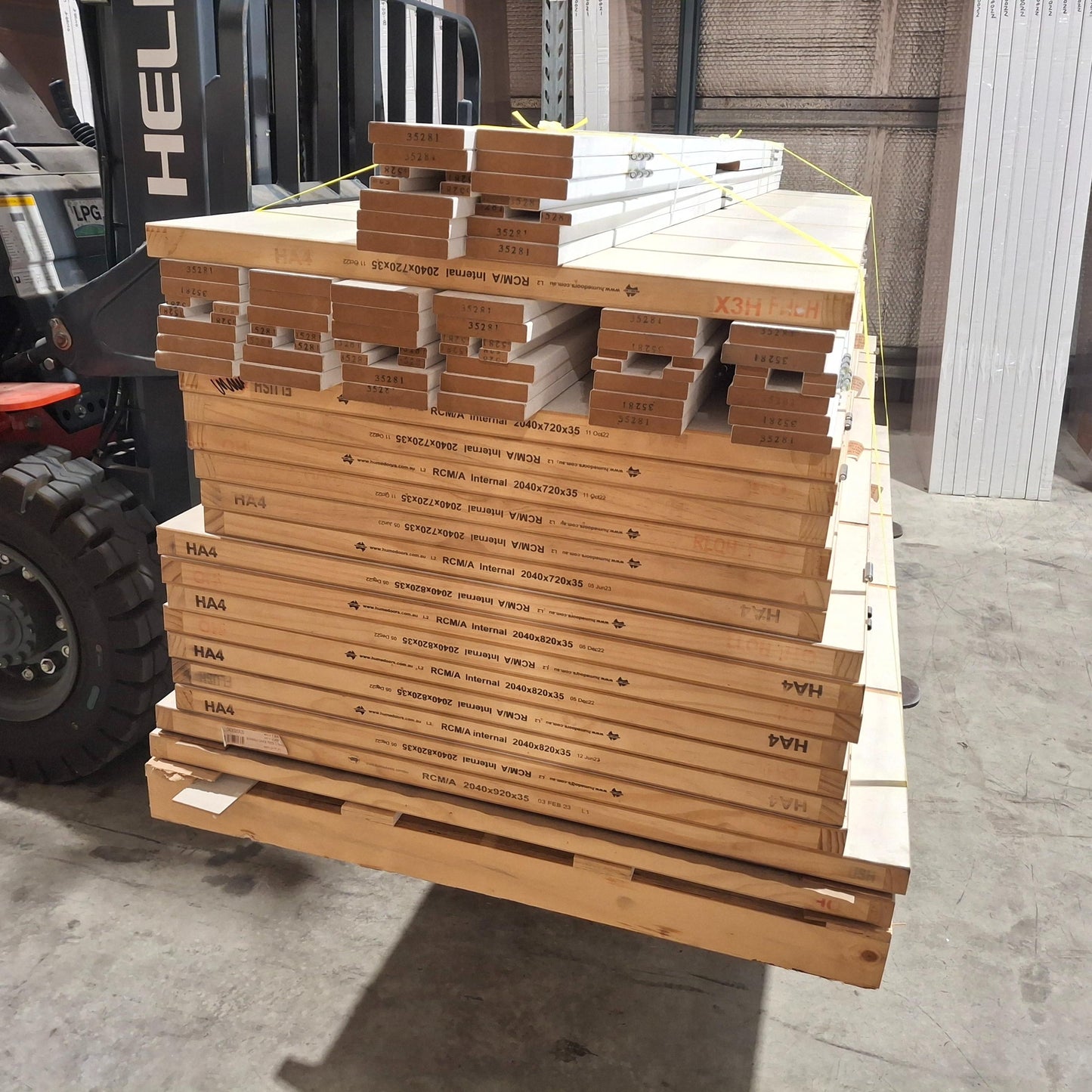 House Lot of Internal Timber Doors - 16 x Doors (HA4 style), Various Sizes w/ Door Jamb Kits 20474
