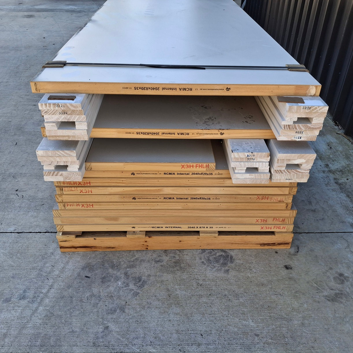 House Lot of Internal Timber Doors - 11 x Doors (Plain), Various Sizes w/ Door Jamb Kits 20481