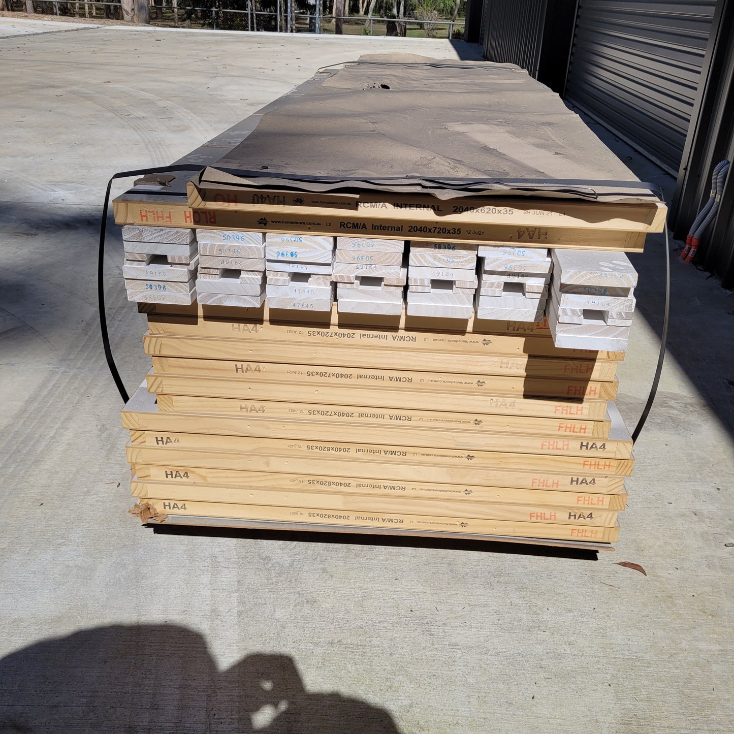 House Lot of Internal Timber Doors - 14 x Doors (HA4 style), Various Sizes w/ Door Jamb Kits 10535